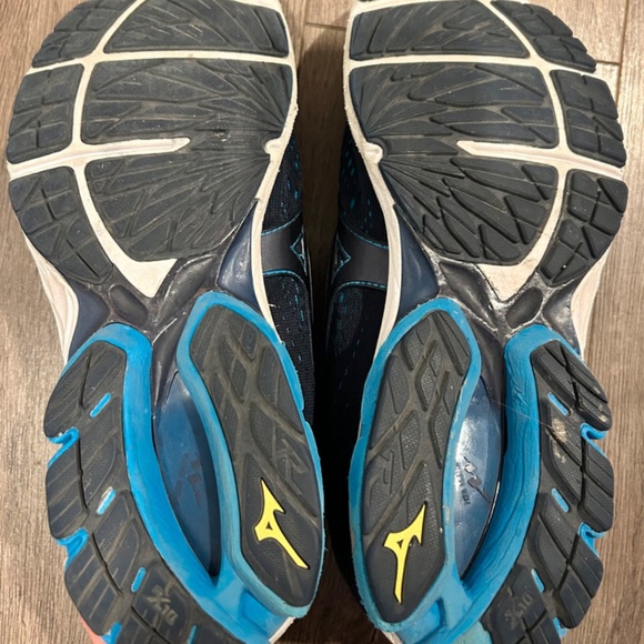 Mizuno Running Shoes - Picture 6 of 6